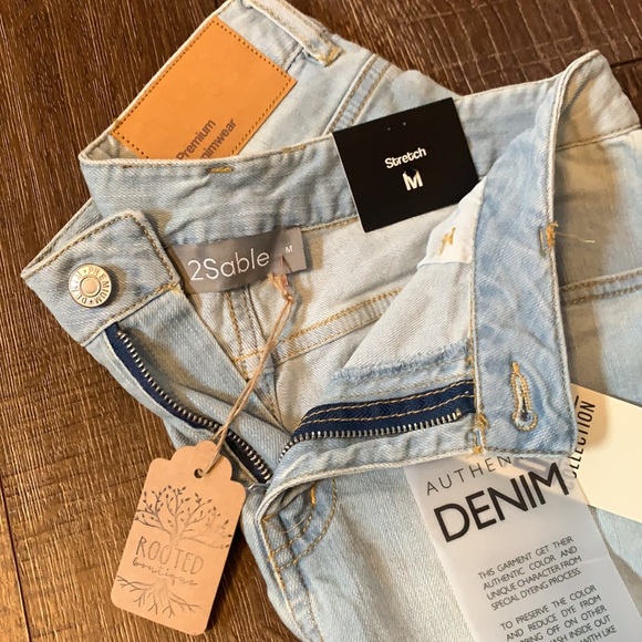 Light wash denim shorts - Picture 4 of 4